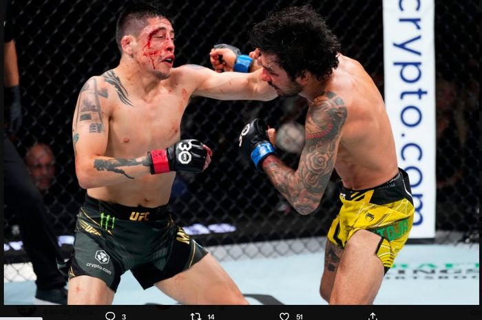 Duel perebutan gelar kelas terbang antara Brandon Moreno (kiri) dan Alexandre Pantoja (kanan) pada UFC 290 yang digelar di T-Mobile Arena, Las Vegas, Amerika Serikat, Sabtu, 8 Juli 2023