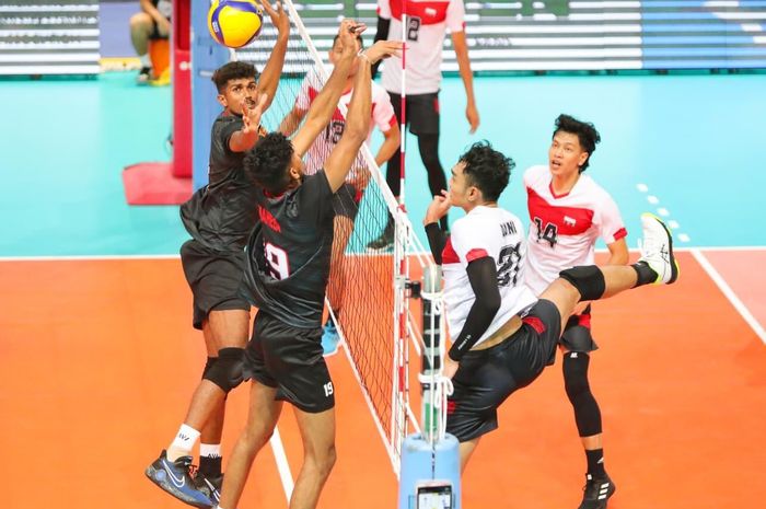 Roster Indonesia, Doni Haryono melancarkan spike dan Farhan Halim pada pertandingan perdana AVC Challenge Cup 2023 kontra Srilanka