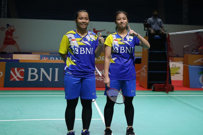 Pasangan ganda putri, Anisanaya Kamila/Az Zahra Ditya Ramadhani berpose setelah memastikan Indonesia menjadi juara 3-1 pada laga penentuan Grup A Kejuaraan Asia Junior 2023 beregu di GOR Amongraga, Yogyakarta, Minggu (9/7/2023).