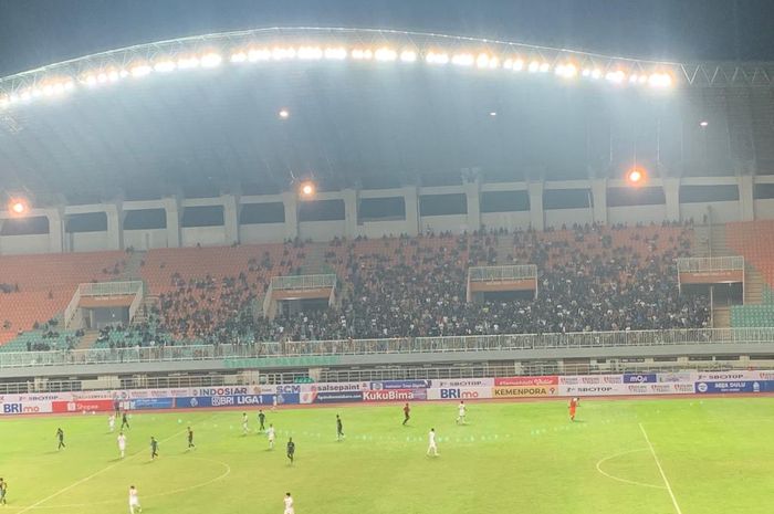 Ribuan penonton umum datang dan bernyanyi lagu Persija di laga lawan Persikabo 1973 