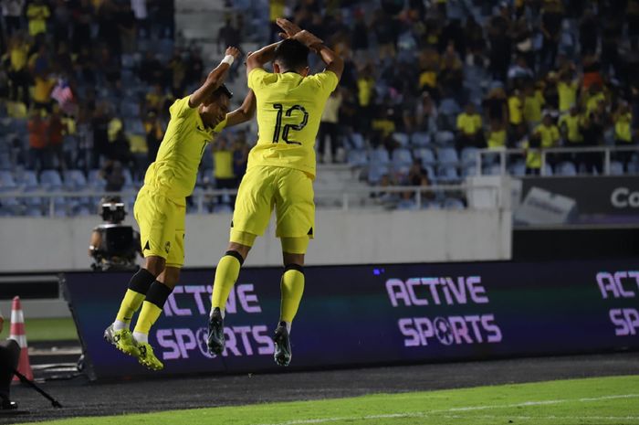 Dua pemain Timnas Malaysia selebrasi gol bergaya Siu ketika menghadapi Papua Nugini dalam FIFA Days di Terengganu, Malaysia, 20 Juni 2023.