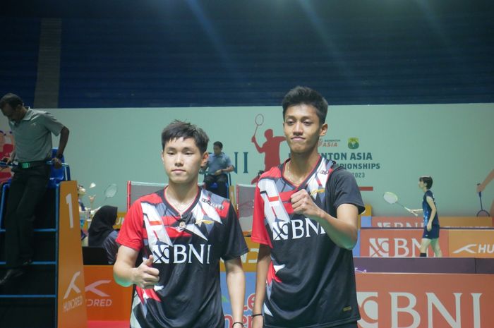 Ganda putra Indonesia, Muhammad Al Farizi/Nikolaus Joaquin berpose usai memastikan kemenangan Indonesia atas India di perempat final Kejuaraan Asia Junior 2023, di GOR Among Raga, Yogyakarta, Senin (10/7/2023).