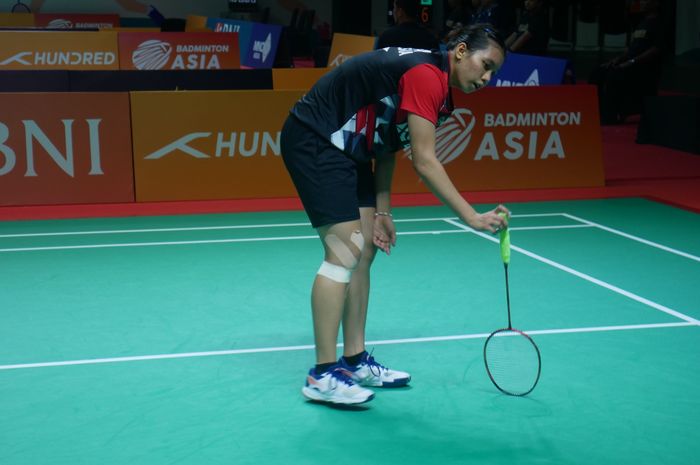 Tunggal putri Indonesia, Ruzana tertunduk setelah kalah dari wakil India Rakshitha Sree Santosh Ramraj pada perempat final Kejuaraan Asia Junior 2023 antara Indonesia vs India di GOR Among Raga, Yogyakarta, Senin (10/7/2023)