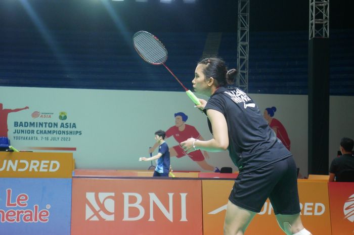 Tunggal putri Indonesia, Ruzana saat tampil pada babak perempat final Kejuaraan Asia Junior 2023 event beregu antara Indonesia vs India di GOR Among Raga, Yogyakarta, Senin (10/7/2023)