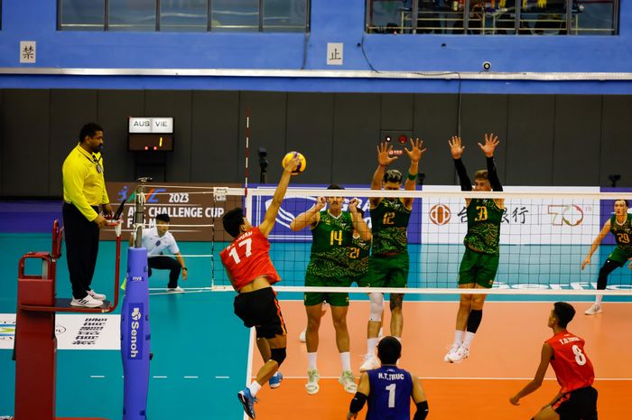 Aksi pemain Vietnam dalam melancarkan serangan ke tim Australia pada ajang AVC Challenge Cup 2023