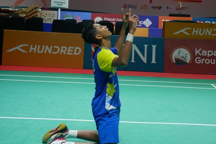 Tunggal putra Indonesia, Alwi Farhan berselebrasi usai memenangi laga atas Yudai Okimoto pada final beregu Kejuaraan Asia Junior 2023 antara Indonesia vs Jepang di GOR Among Raga, Yogyakarta, Selasa (11/7/2023)