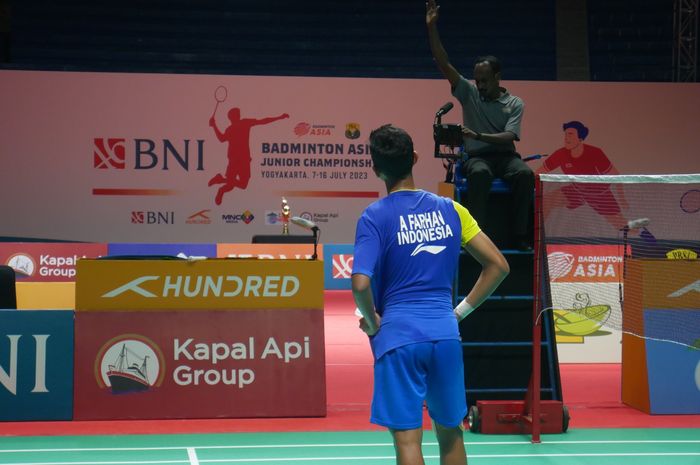 Momen Alwi Farhan saat mendapat kartu merah dari wasit pada final beregu Kejuaraan Asia Junior 2023 antara Indonesia vs Jepang di GOR Among Raga, Yogyakarta, Selasa (11/7/2023).