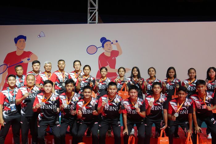 Tim bulu tangkis Indonesia di podium nomor beregu Kejuaraan Asia Junior 2023 di GOR  Among Raga, Yogyakarta, Selasa (11/7/2023).