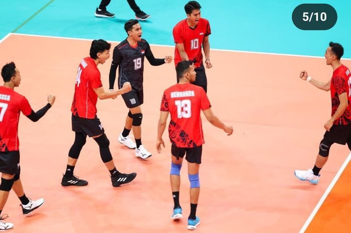 Tim voli putra Indonesia bereaksi setelah mencetak poin pada laga kedua Grup F AVC Challenge Cup 2023 melawan Bahrain di Hall 1 Taipei University, Senin (10/7/2023).