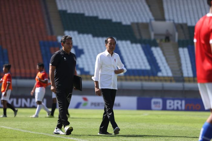 Presiden Joko Widodo kunjungi seleksi timnas U-17 Indonesia sekaligus mengecek kesiapan Stadion Si Jalak Harupat, Soreang, Bandung Jawa Barat, Rabu (12/7/2023). 