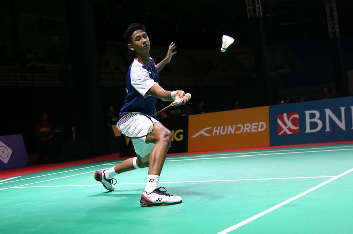 Pebulu tangkis tunggal putra Indonesia, Alwi Farhan, pada babak pertama nomor individu Kejuaraan Asia Junior 2023 di GOR Among Raga, Yogyakarta, Rabu (12/7/2023).