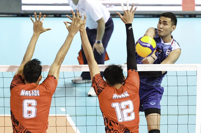 Hitter Thailand, Anut Promchan, melepaskan spike keras saat laga antara Thailand dan Indonesia pada babak enam besar AVC Challenge Cup 2023