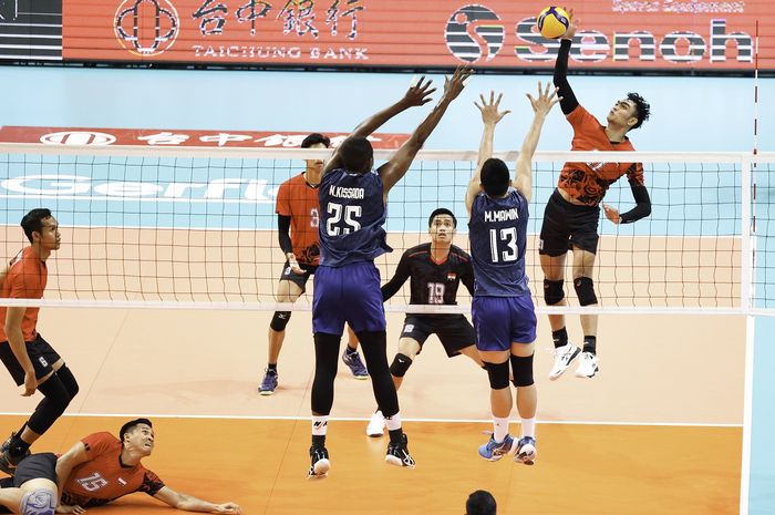 Aksi outside Hitter timnas voli Indonesia, Doni Haryono, saat menghadapi Thailand pada babak 6 besar AVC Challenge Cup 2023 yang digelar di Hall 1 University of Taipei, Taiwan, Kamis, 13 Juli 2023