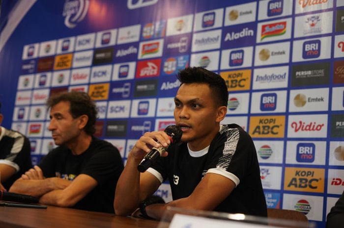 Pemain Persib Bandung, Rachmat Irianto, saat memberikan keterangan kepada media jelang duel melawan Dewa United pada laga pekan ketiga Liga 1 2023/2024, Kamis (13/7).