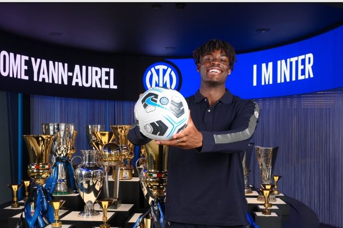 Inter Milan resmikan transfer Yann Aurel Bisseck dari Aarhus, klub Denmark asuhan legenda Man City, Uwe Roesler, pada bursa transfer musim panas 2023.