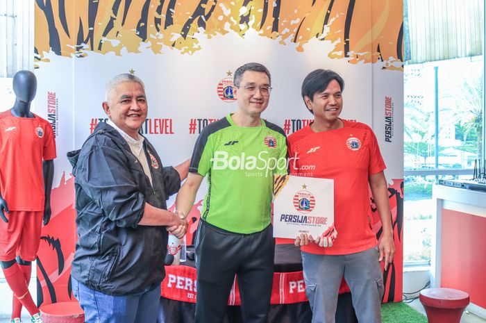 Direktur Utama Persija Jakarta, Ambono Janurianto (kiri); CEO Apparel Juara, Mochtar Sarman (tengah); dan Chief of Digital Marketing Persija, Harlin Rahardjo (kanan) sedang berfoto bersama dalam acara re-launching Persija Store di kawasan Kuningan, Jakarta, Jumat (14/7/2023) siang.