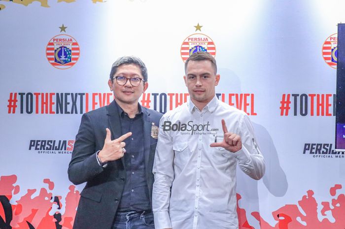 Presiden Persija Jakarta, Mohamad Prapanca (kiri), sedang berfoto bersama dengan pemain barunya bernama Maciej Gajos (kanan) di Persija Store, Kuningan, Jakarta, Jumat (14/7/2023).