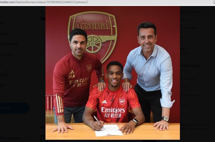 Bek tengah baru Arsenal, Jurrien Timber, resmi diumumkan pada Jumat (14/7/2023).