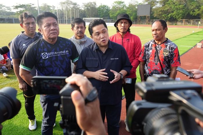 Ketua Umum PSSI, Erick Thohir, saat meninjau langsung seleksi pemain timnas U-17 Indonesia di Palembang, Jumat (14/7/2023).