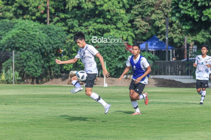 Pemain keturunan timnas U-17 Indonesia asal Korea Selatan, Ji Da-bin (kiri), sedang menguasai bola dalam sesi latihan di Lapangan A, Senayan, Jakarta, Sabtu (15/7/2023).