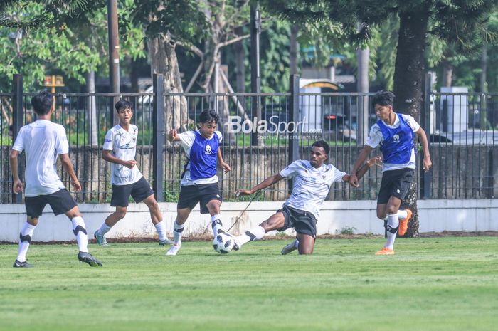 Suasana gim internal timnas U-17 Indonesia  di Lapangan A, Senayan, Jakarta, Sabtu (15/7/2023).