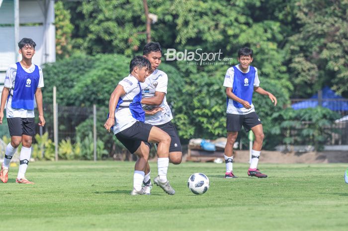 Nabil Asyura (kanan) sedang menjalani gim internal bersama timnas U-17 Indonesia di Lapangan A, Senayan, Jakarta, Sabtu (15/7/2023).