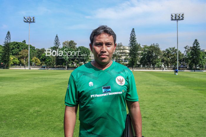 Pelatih timnas U-17 Indonesia, Bima Sakti, saat ditemui di Lapangan A, Senayan, Jakarta, Sabtu (15/7/2023).