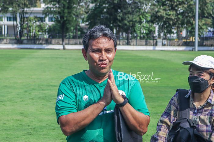 Pelatih timnas U-17 Indonesia, Bima Sakti, sedang memberikan keterangan kepada awak media di Lapangan A, Senayan, Jakarta, Sabtu (15/7/2023).