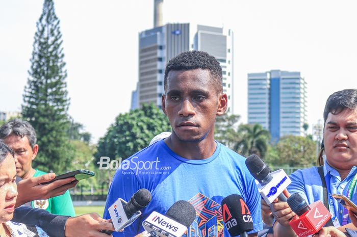 Bek timnas U-17 Indonesia, Muhammad Iqbal Gwijangge, sedang memberikan keterangan kepada awak media di Lapangan A, Senayan, Jakarta, Sabtu (15/7/2023).