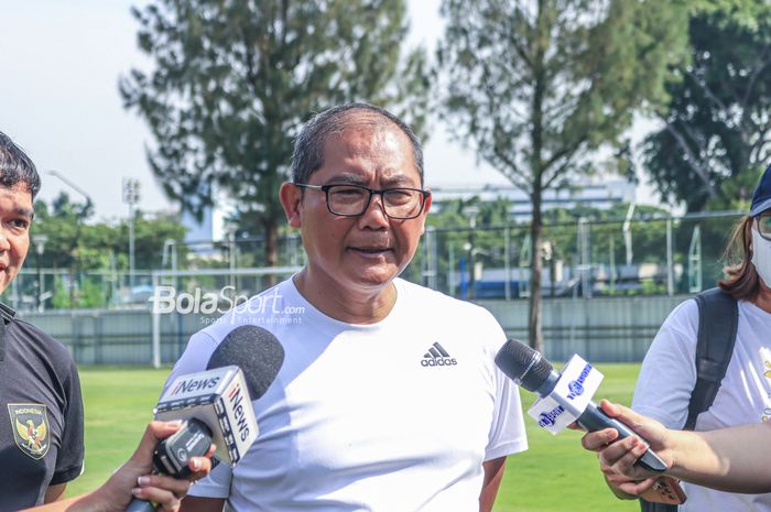 Kepala BTN (Badan Tim Nasional), Sumardji, sedang memberikan keterangan kepada awak media di Lapangan A, Senayan, Jakarta, Sabtu (15/7/2023).