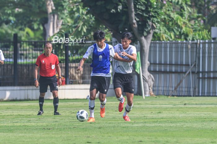 Arkhan Kaka Putra (kiri) sedang menjalani gim internal bersama timnas U-17 Indonesia di Lapangan A, Senayan, Jakarta, Sabtu (15/7/2023).