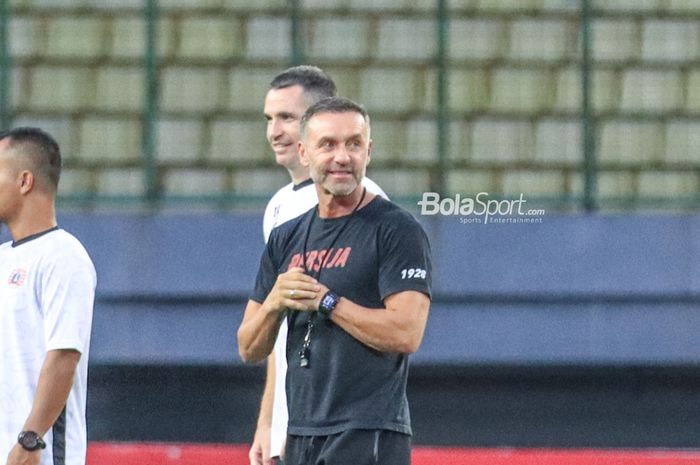 Pelatih Persija Jakarta, Thomas Doll, sedang memantau para pemainnya berlatih di Stadion Patriot Candrabhaga, Bekasi, Jawa Barat, Sabtu (15/7/2023).