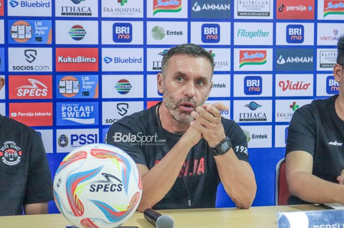 Pelatih Persija Jakarta, Thomas Doll, saat hadir dalam sesi jumpa pers di Stadion Patriot Candrabhaga, Bekasi, Jawa Barat, Sabtu (15/7/2023).