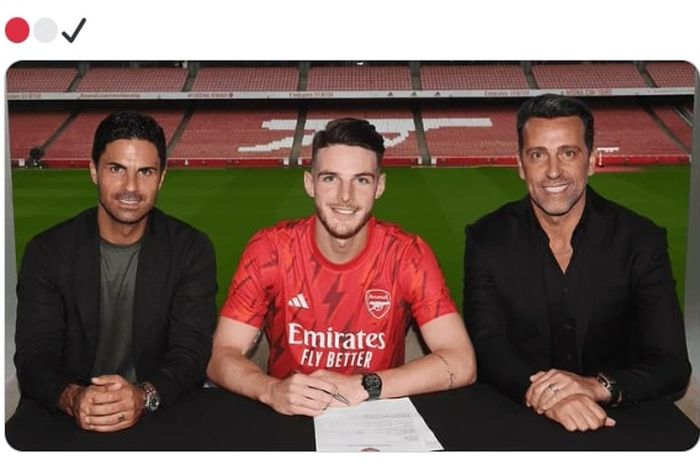 Declan Rice (tengah) resmi pindah ke Arsenal dari West Ham United (15/7/2023), The Gunners langsung jadi tim terboros Liga Inggris di bursa transfer musim panas 2023.