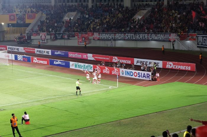 Pemain Persis Solo melakukan selebrasi setelah mencetak gol ke gawang Borneo FC pada laga pekan ketiga Liga 1 2023/2023 di Stadion Manahan, Solo, Sabtu (15/7/2023).