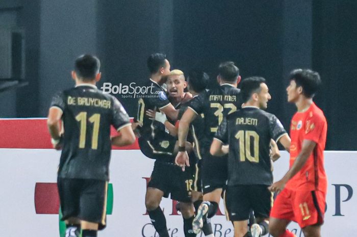 Crislan Henrique Da Silva De Sousa sedang melakukan selebrasi seusai mencetak gol dalam laga pekan ketiga Liga 1 2023 antara Persija versus Bhayangkara FC di Stadion Patriot Candrabhaga, Bekasi, Jawa Barat, Minggu (16/7/2023) malam.