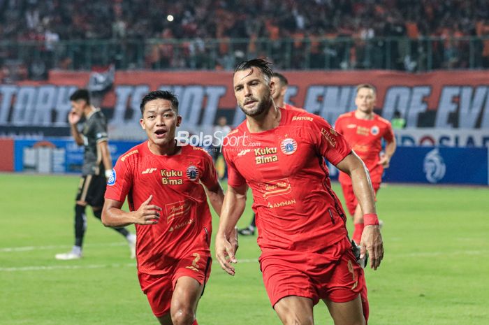 Marko Simic (kanan) sedang melakukan selebrasi seusai mencetak gol dalam laga pekan ketiga Liga 1 2023 antara Persija versus Bhayangkara FC di Stadion Patriot Candrabhaga, Bekasi, Jawa Barat, Minggu (16/7/2023) malam.