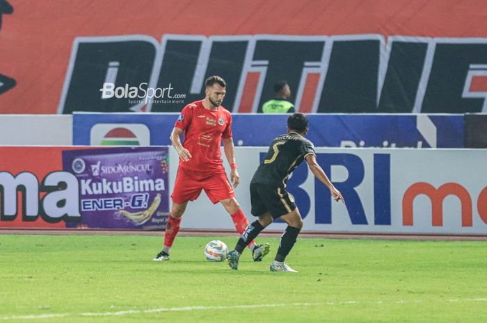 Marko Simic (kiri) sedang menguasai bola saat bertanding dalam laga pekan ketiga Liga 1 2023 antara Persija vs Bhayangkara FC di Stadion Patriot Candrabhaga, Bekasi, Jawa Barat, Minggu (16/7/2023) malam.