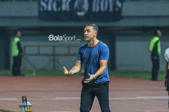 Pelatih Persija Jakarta, Thomas Doll, sedang memberikan intruksi kepada para pemainnya saat bertanding dalam laga pekan ketiga Liga 1 2023 di Stadion Patriot Candrabhaga, Bekasi, Jawa Barat, Minggu (16/7/2023) malam.