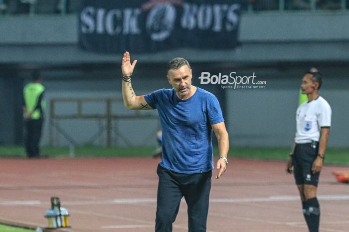 Pelatih Persija Jakarta, Thomas Doll, sedang memberikan intruksi kepada para pemainnya saat bertanding dalam laga pekan ketiga Liga 1 2023 di Stadion Patriot Candrabhaga, Bekasi, Jawa Barat, Minggu (16/7/2023) malam.