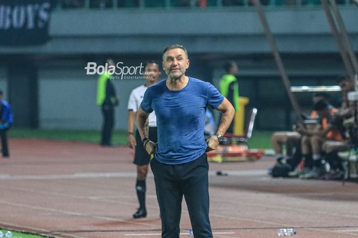 Pelatih Persija Jakarta, Thomas Doll, sedang memantau para pemainnya saat bertanding dalam laga pekan ketiga Liga 1 2023 di Stadion Patriot Candrabhaga, Bekasi, Jawa Barat, Minggu (16/7/2023) malam.