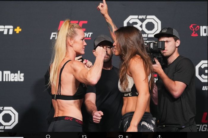 Mantan juara kelas bantam wanita, Holly Holm (kiri) dan lawannya Mayra Bueno Silva (kanan) pada UFC Vegas 77