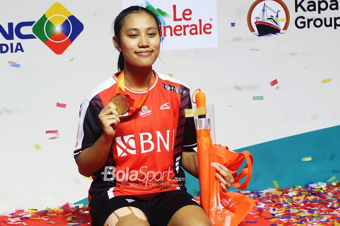 Tunggal putri Indonesia, Mutiara Ayu Puspitasari, berpose di podium setelah final Kejuaraan Asia Junior 2023 di GOR Amongrogo, Yogyakarta, 16 Juli 2023.