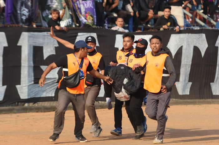 Panpel Persik Kediri mengamankan suporter Arema FC di Stadion Brawijaya