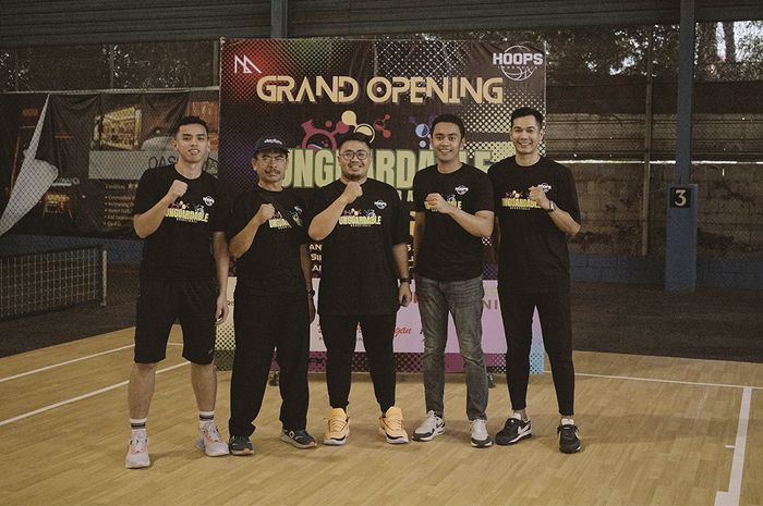 Peresmian Unguardable Basketball Lab Academy yang dihadiri Galih Djoyo Albinagi (pemilik akademi), Danny Ray (pemain Tangerang Hawks), Surliyadin (pemain Bali United Basketball di GOR Siliwangi Basketball Court, Bandung, Jawa Barat, Sabtu (15/7/2023).