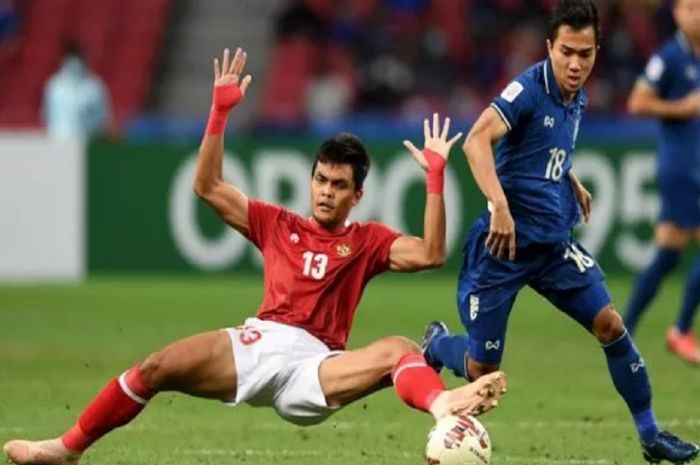 Chanathip Songkrasin bersaing dengan pemain Timnas Indonesia Rachmat Irianto pada final leg kedua Piala AFF 2020 di Singapura, 1 Januari 2022.