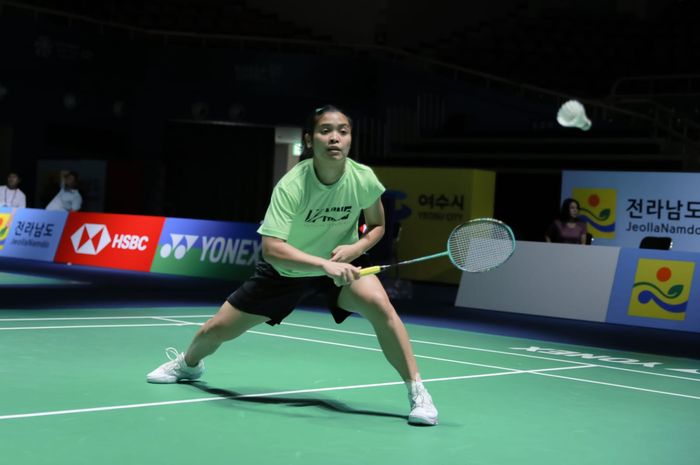 Tunggal putri Indonesia, Gregoria Mariska  Tunjung, berlatih di lapangan pertandingan pada Senin (17/7/2023) jelang Korea Open 2023 yang akan dihelat di Jinnan Stadium, Yeosu, Korea Selatan.