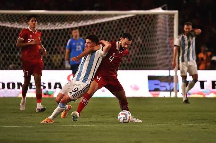 Momen bek Timnas Indonesia, Jordi Amat, berduel dengan Julian Alvarez yang merupakan bomber Argentina.