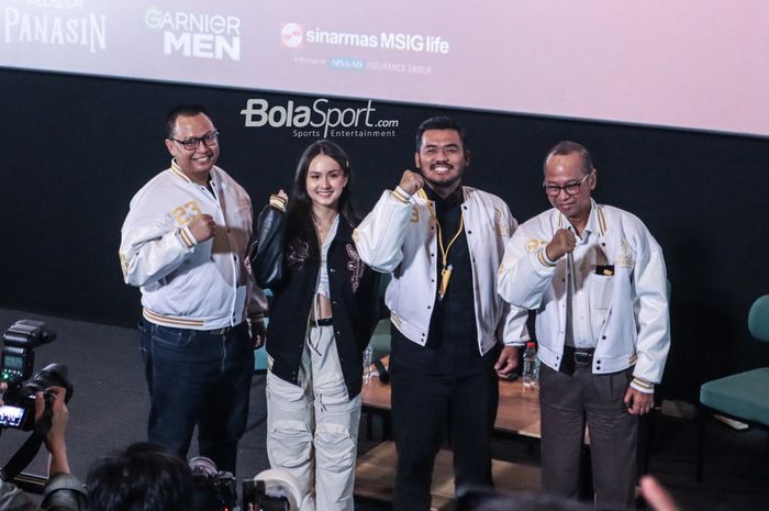 (Dari kiri ke kanan) Ricky Setiawan, Angie Marcheria, Rangga Danu Prasetyo, dan Agung Hardjono sedang berfoto bersama dalam acara Exclusive Screening dan Press Conference Kick Off Piala Presiden Esports 2023 di kawasan Grand Indonesia, Jakarta Pusat, Selasa (18/7/2023).