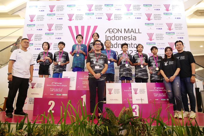 Suasana podium dalam turnamen usia muda bertajuk Indonesia Badminton Cup 2023.